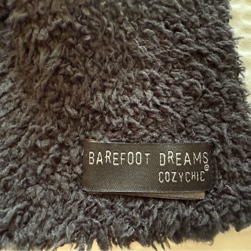 NEW! BAREFOOT DREAMS Cozy Gray and Black Scarf- unisex - Picture 4 of 4